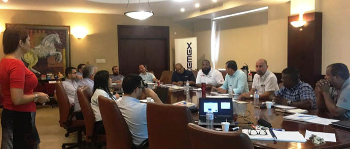 Xiomara y grupo de clientes 2