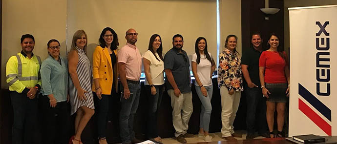 Xiomara y grupo de clientes 3