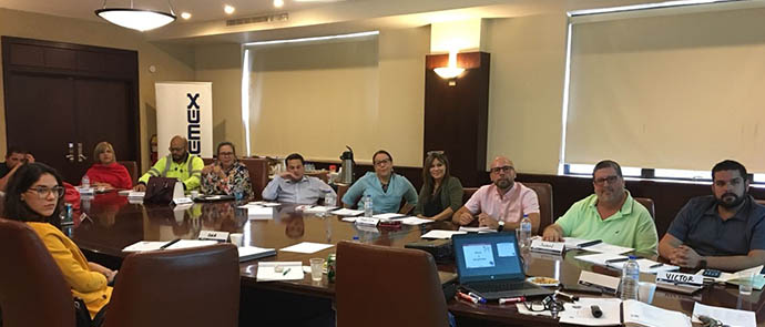 Xiomara y grupo de clientes 4