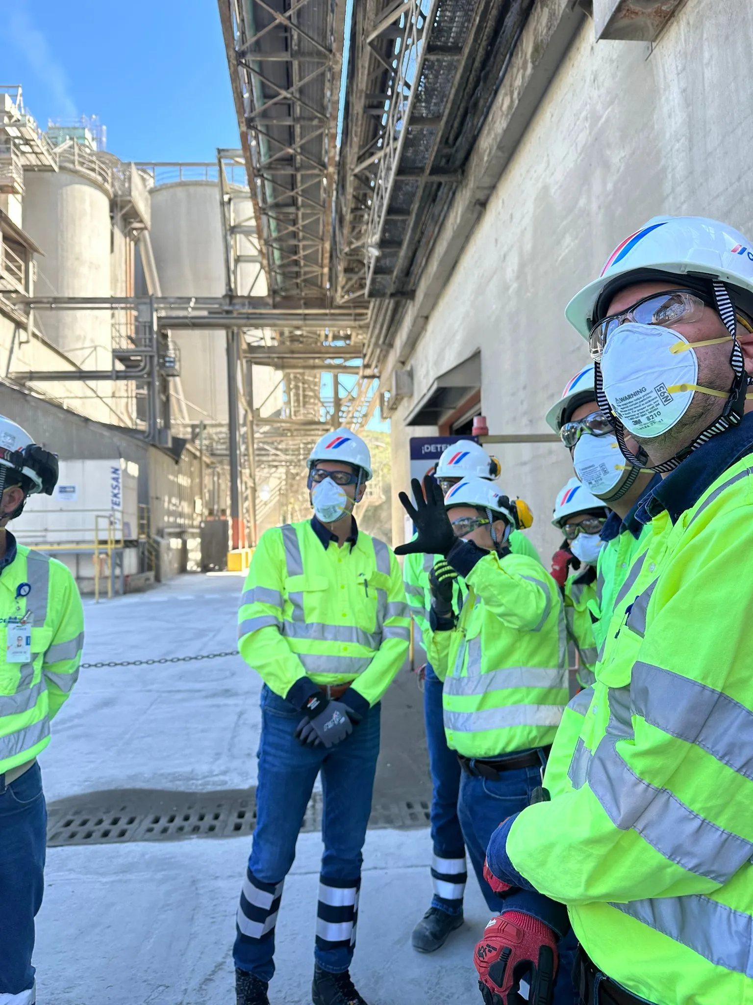 Alejandro Ramírez conversa con colaboradores de Cemex Puerto Rico durante visita a la operación local.